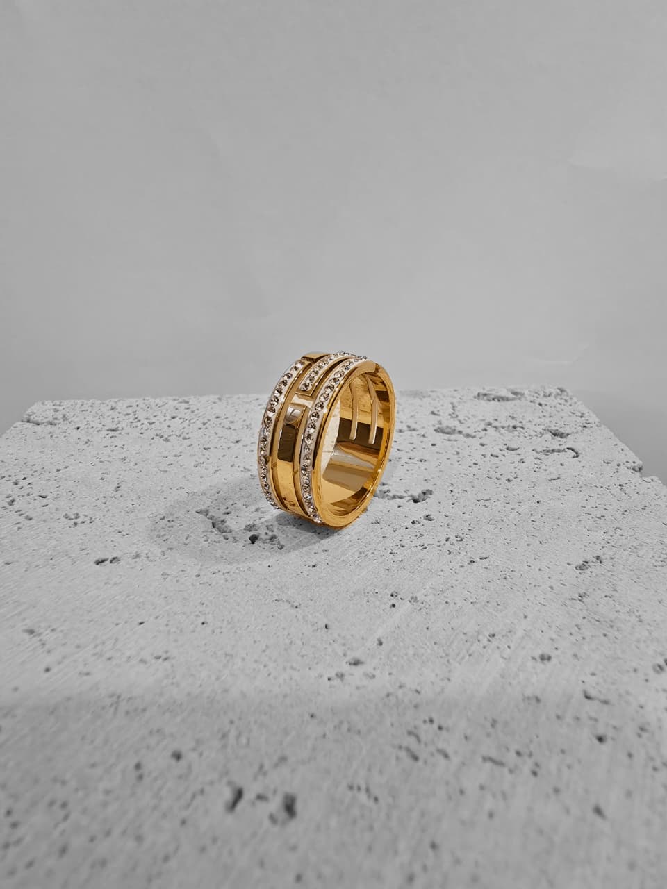 Luxury ring