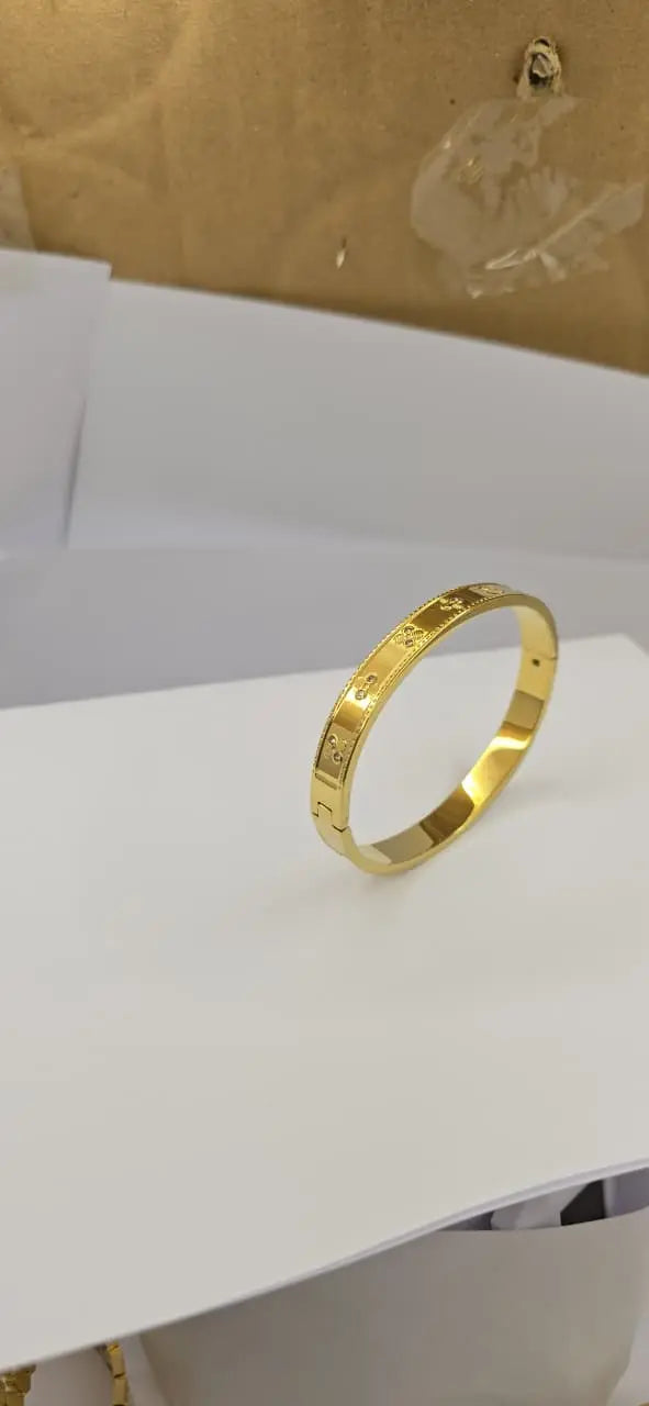 Artificial jewelleryAKaccessories