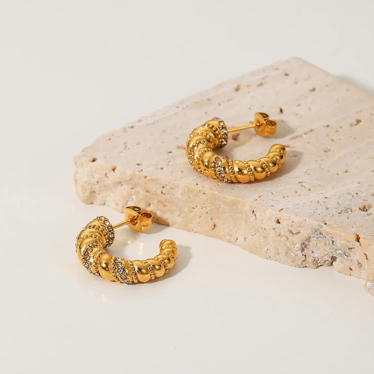 Artificial jewelleryAKaccessories