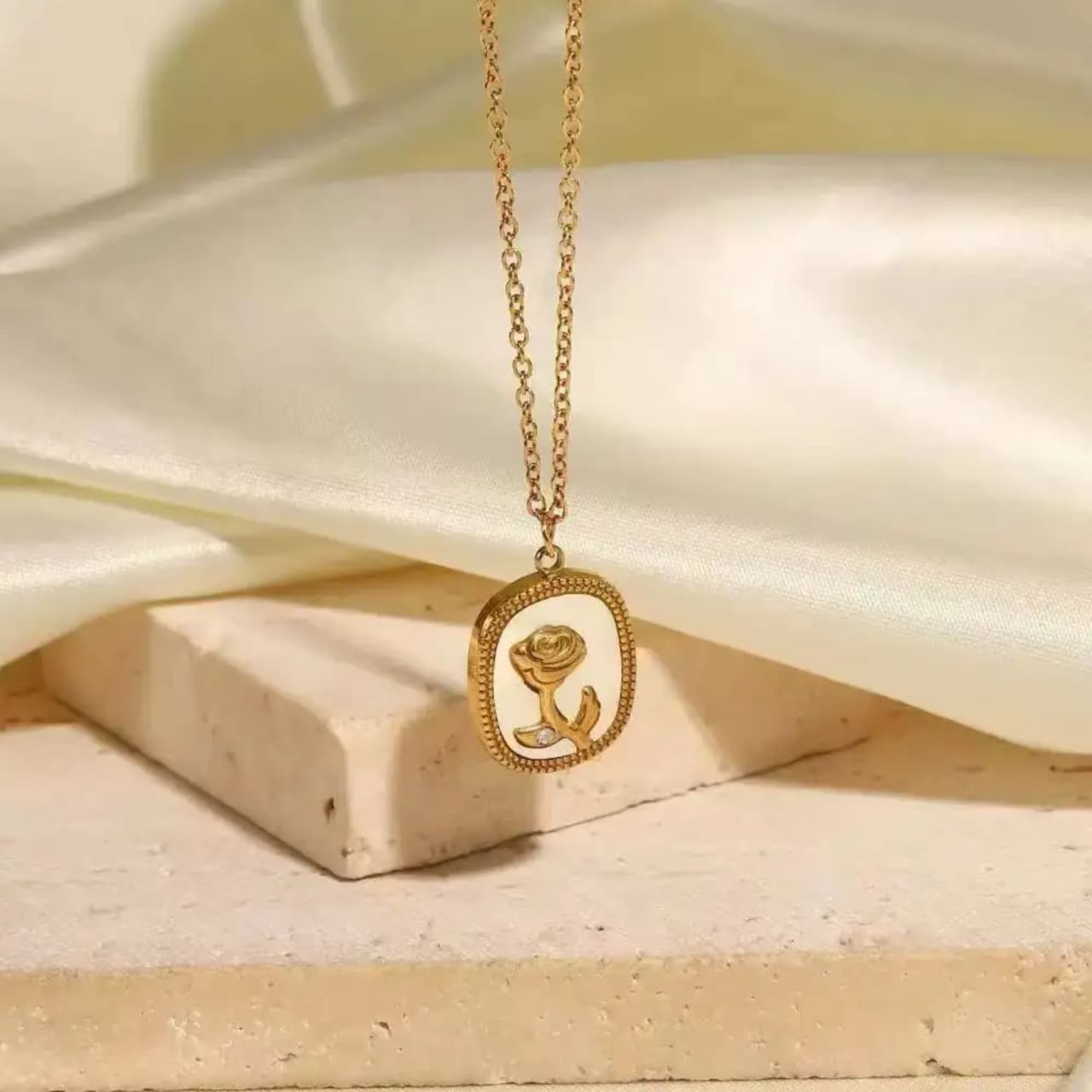 Rose zircone necklace